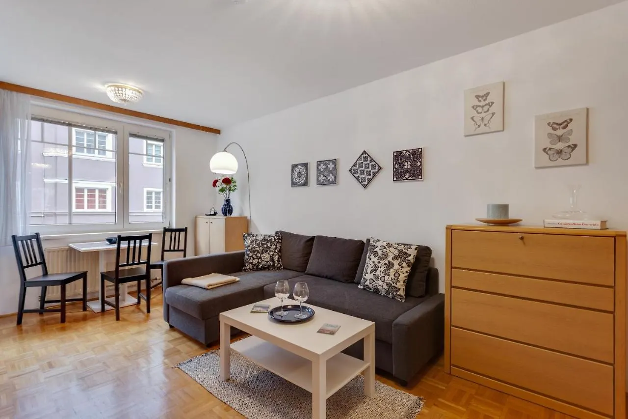 City Apartment Close To Shopping Mile location